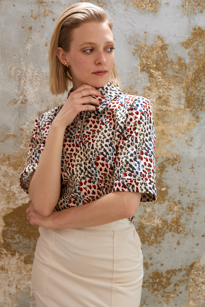 La chemise Norah se décline en plusieurs variantes, grâce à son tissu aux motifs multiples qui apporte une grande dose d'originalité. Chaque exemplaire est cousu avec soin à Montréal.