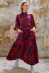 La robe Sylvia, qui puise son inspiration des motifs des années 70, est méticuleusement confectionnée à Montréal. Elle se révèle être un choix parfait pour tout type d'événement, alliant style et raffinement.