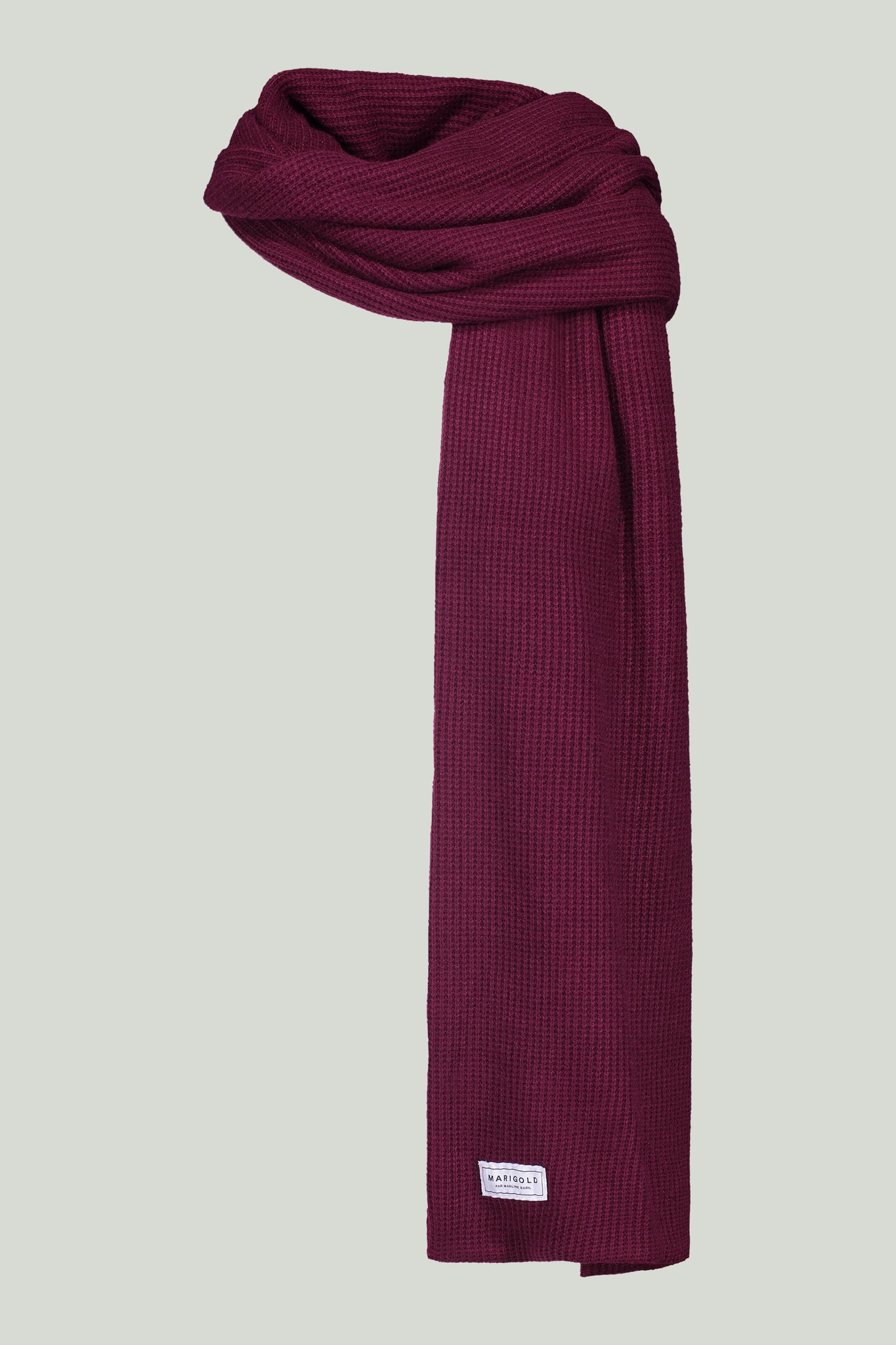 Nous avons tous besoin d'une écharpe autant en automne qu'en hiver. Avec les tricots utilisés dans notre collection nous en avons créées ! Ils existent dans nos motifs unis mais aussi dans notre motif exclusif. Chaque exemplaire est confectionné avec soin à Montréal, ajoutant une dimension locale à son charme.