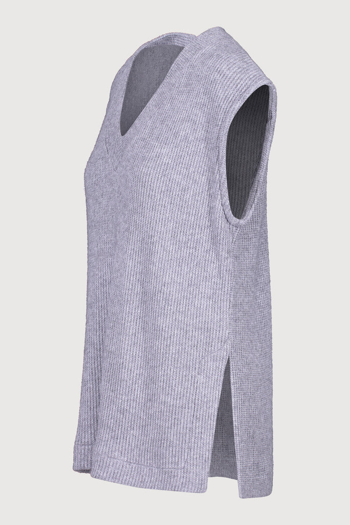 Le pull Mae, avec son encolure en V sans maches, ajoutera la touche parfaite à vos tenues d'hiver grâce à son tricot délicat. Chaque exemplaire est confectionné avec soin à Montréal, ajoutant une dimension locale à son charme.