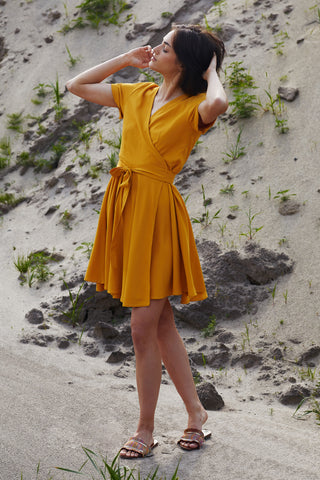femmes robe cache-cœur ceinture décolleté fluide couleurs jaune bambou fait au Québec
