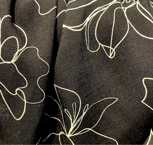 Salomé est une jupe d'été fluide et mi-longue, légere, elle est parfaite pour l'été. Elle est disponible en noir et en vert. Vêtements éco-responsables fabriqués à Montréal pour de vrai. 100% fait au Québec. Commandez en ligne ! | Marigold Mtl